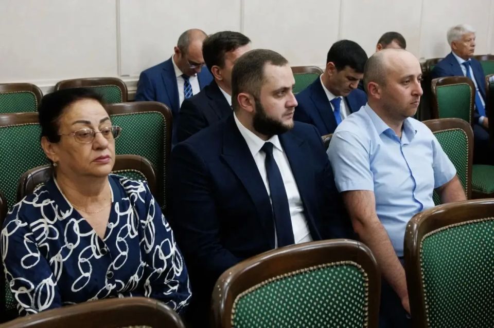 Сегодня под председательством вице-премьера КЧР Марата Урусова состоялось заседание Правительства республики, где рассмотрели около 10 вопросов социально-экономического блока Сегодня под председательством вице-премьера КЧР Марата Урусова состоялось заседание Правительства республики, где рассмотрели около 10 вопросов социально-экономического блока