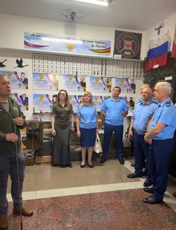 В преддверии государственного праздника - Дня России работники надзорного ведомства посетили экспозицию, посвященную специальной военной операции в музее «Истории церкви и казачества» В преддверии государственного праздника - Дня России работники надзорного ведомства посетили экспозицию, посвященную специальной военной операции в музее «Истории церкви и казачества»