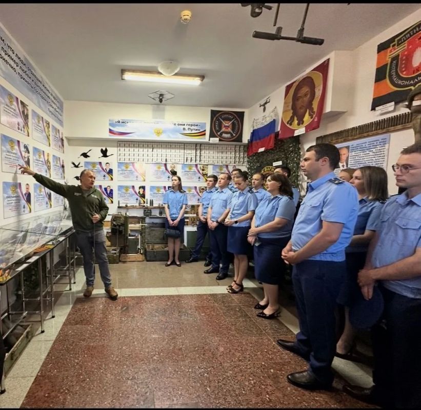 В преддверии государственного праздника - Дня России работники надзорного ведомства посетили экспозицию, посвященную специальной военной операции в музее «Истории церкви и казачества» В преддверии государственного праздника - Дня России работники надзорного ведомства посетили экспозицию, посвященную специальной военной операции в музее «Истории церкви и казачества»