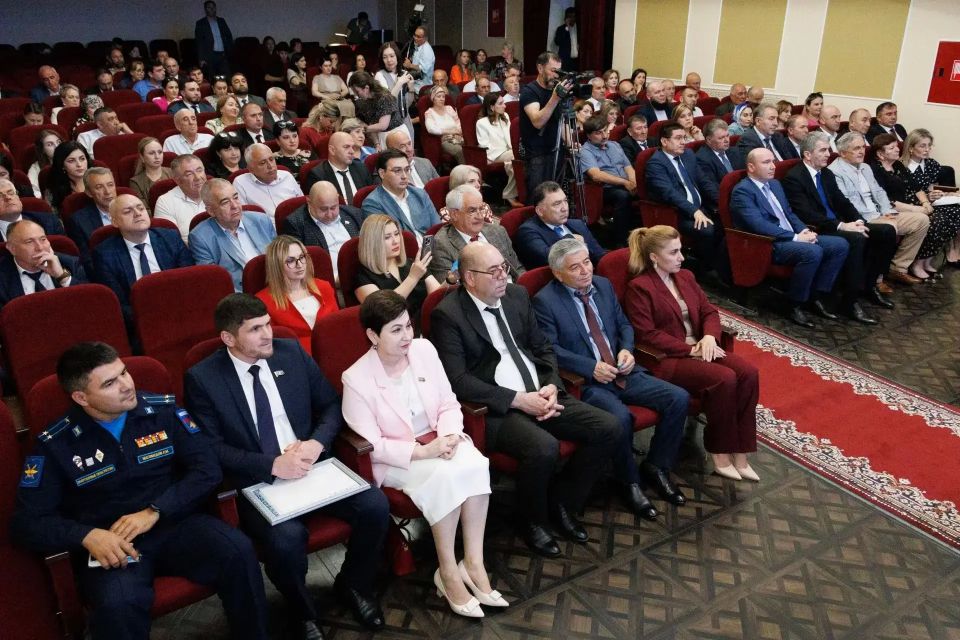 Спикер Парламента КЧР, руководитель «Единой России» в регионе Александр Иванов выступил с докладом на XXXII партийной Конференции Спикер Парламента КЧР, руководитель «Единой России» в регионе Александр Иванов выступил с докладом на XXXII партийной Конференции