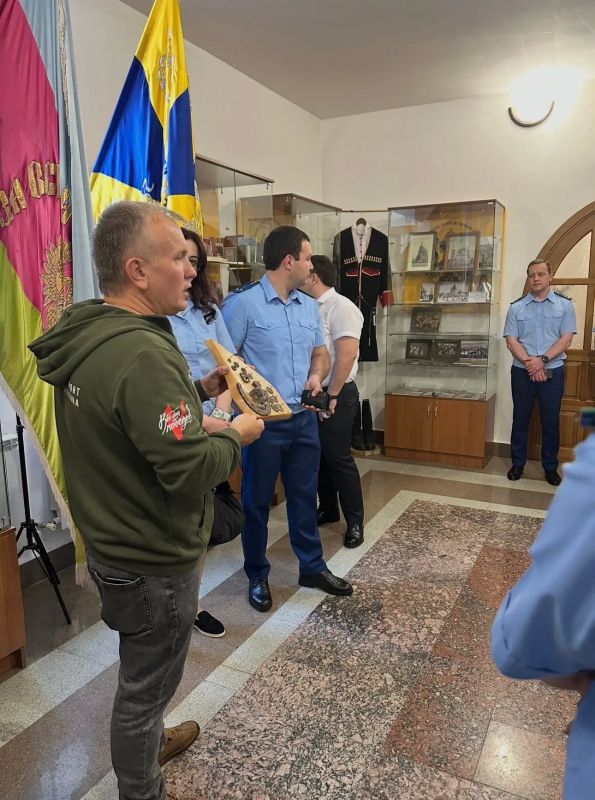 В преддверии государственного праздника - Дня России работники надзорного ведомства посетили экспозицию, посвященную специальной военной операции в музее «Истории церкви и казачества» В преддверии государственного праздника - Дня России работники надзорного ведомства посетили экспозицию, посвященную специальной военной операции в музее «Истории церкви и казачества»