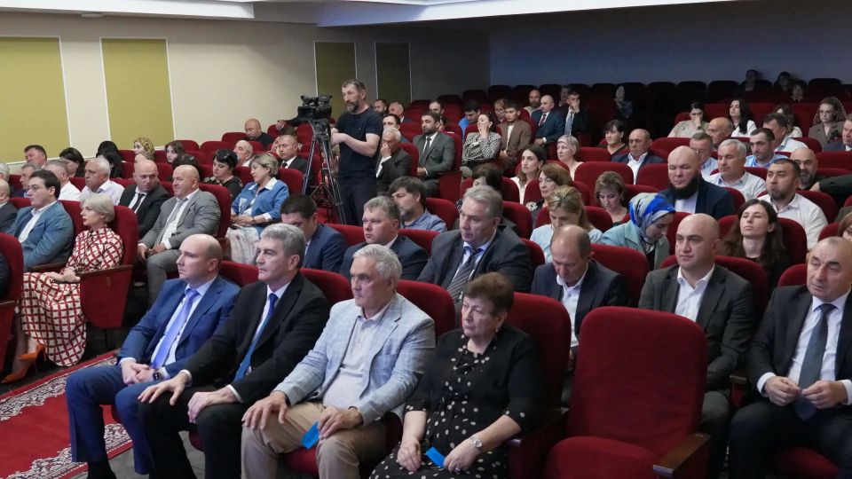 Спикер Парламента КЧР, руководитель «Единой России» в регионе Александр Иванов выступил с докладом на XXXII партийной Конференции Спикер Парламента КЧР, руководитель «Единой России» в регионе Александр Иванов выступил с докладом на XXXII партийной Конференции