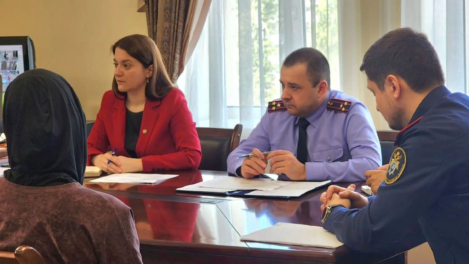 Руководитель следственного управления СК России по Карачаево-Черкесской Республике провел совместный прием граждан с Уполномоченным по правам ребенка в КЧР Руководитель следственного управления СК России по Карачаево-Черкесской Республике провел совместный прием граждан с Уполномоченным по правам ребенка в КЧР