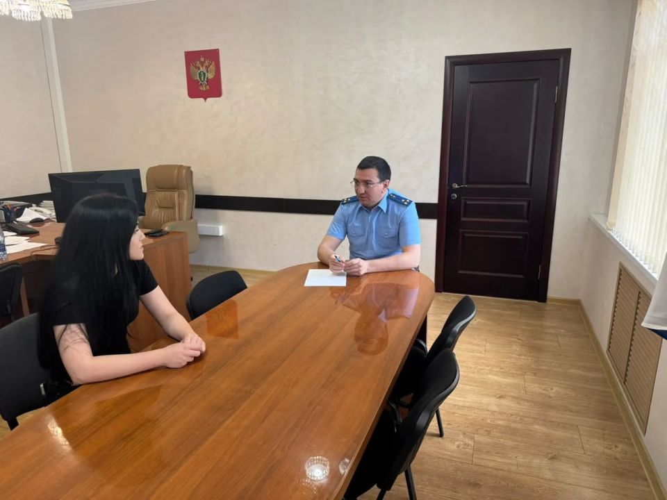 Состоялся личный прием жителей Карачаевского района и г.Карачаевска заместителем прокурора Карачаево-Черкесской Республики Асланом Докшоковым Состоялся личный прием жителей Карачаевского района и г.Карачаевска заместителем прокурора Карачаево-Черкесской Республики Асланом Докшоковым