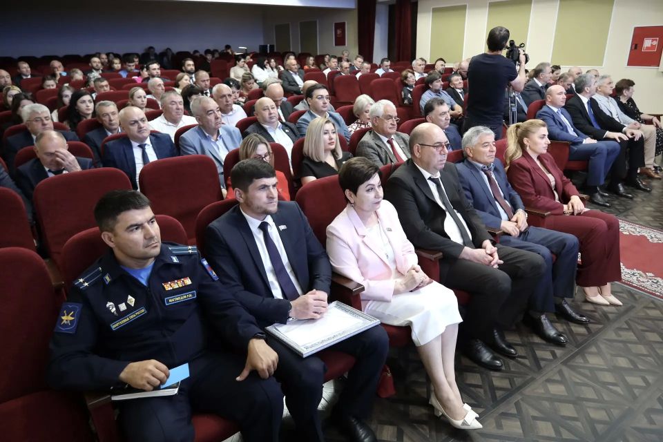 «Народная программа - уникальный документ, составленный на основе предложений жителей всей страны» - Рашид Темрезов «Народная программа - уникальный документ, составленный на основе предложений жителей всей страны» - Рашид Темрезов