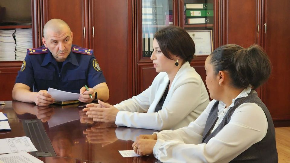 Руководитель следственного управления СК России по Карачаево-Черкесской Республике провел совместный прием граждан с Уполномоченным по правам ребенка в КЧР Руководитель следственного управления СК России по Карачаево-Черкесской Республике провел совместный прием граждан с Уполномоченным по правам ребенка в КЧР