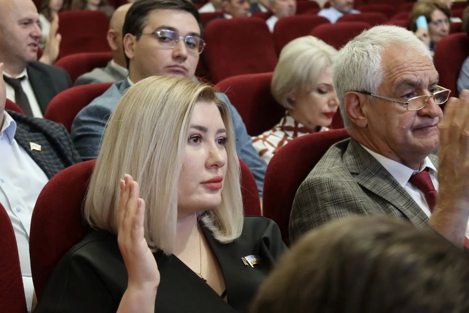 «Народная программа - уникальный документ, составленный на основе предложений жителей всей страны» - Рашид Темрезов «Народная программа - уникальный документ, составленный на основе предложений жителей всей страны» - Рашид Темрезов