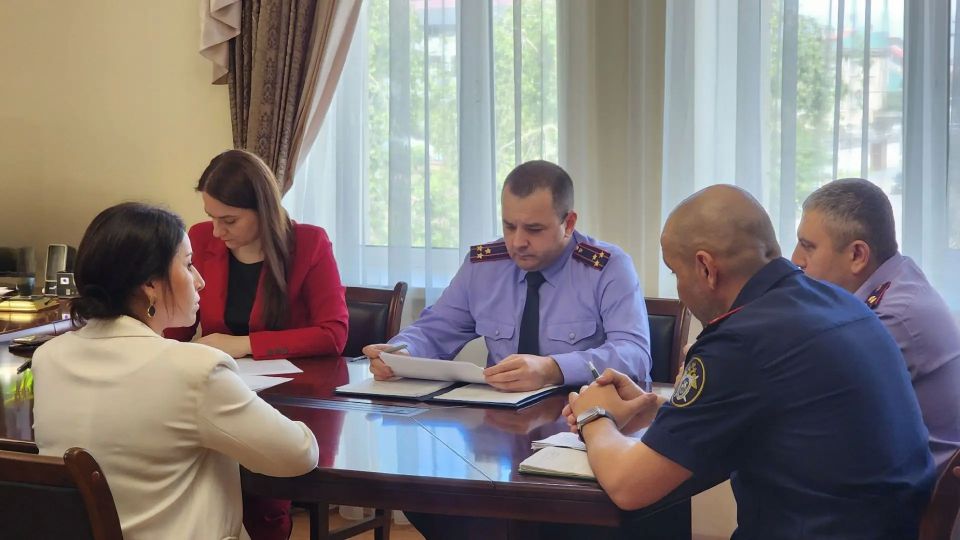 Руководитель следственного управления СК России по Карачаево-Черкесской Республике провел совместный прием граждан с Уполномоченным по правам ребенка в КЧР Руководитель следственного управления СК России по Карачаево-Черкесской Республике провел совместный прием граждан с Уполномоченным по правам ребенка в КЧР