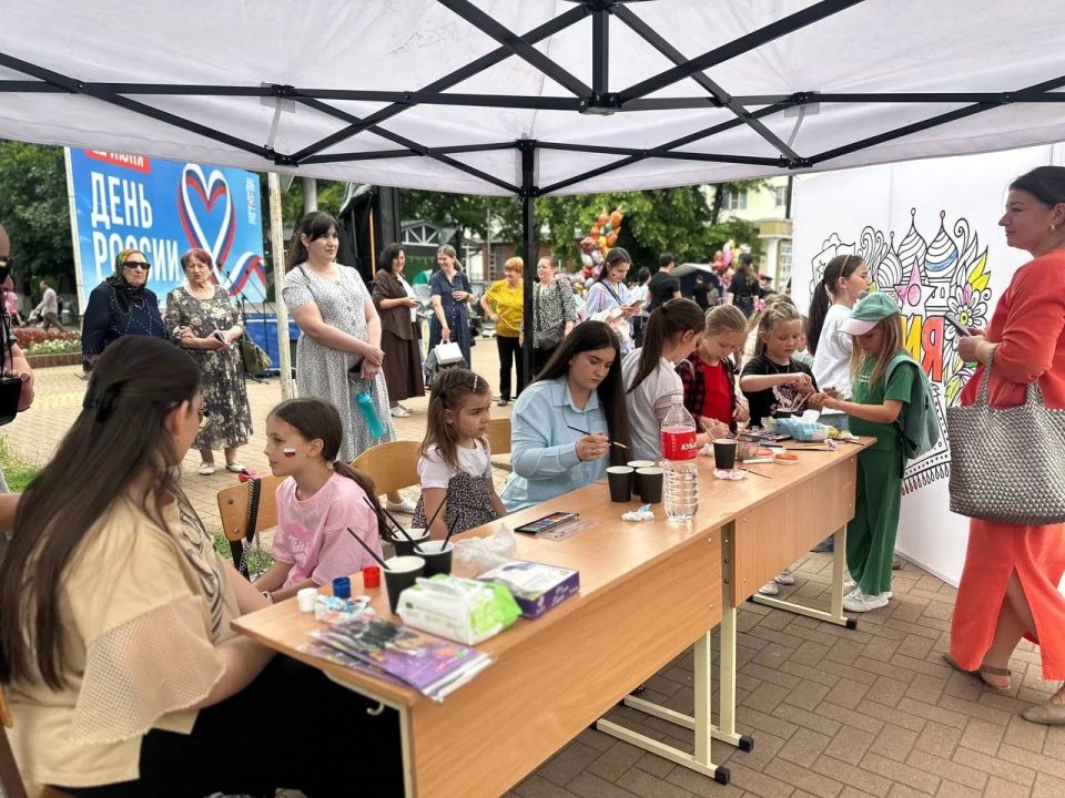 В Черкесске на улице Первомайской начался фестиваль, посвященный Дню России В Черкесске на улице Первомайской начался фестиваль, посвященный Дню России