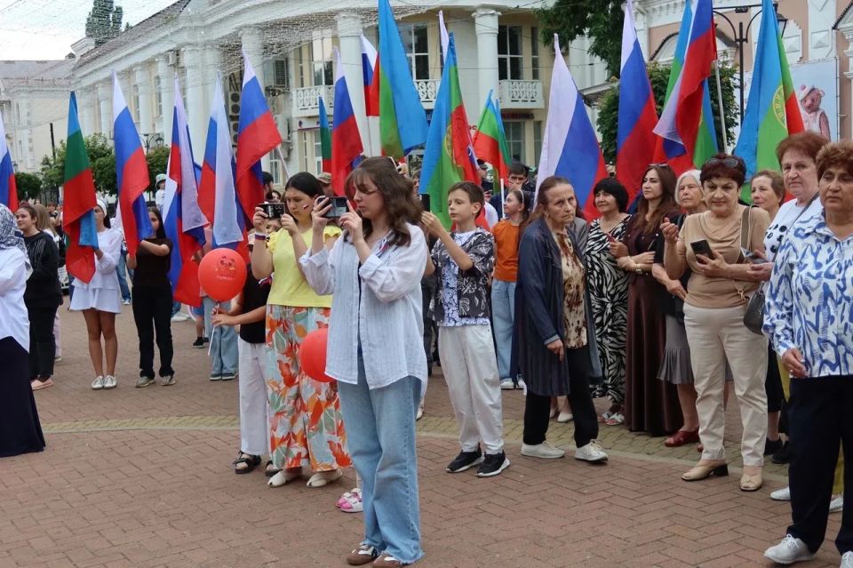 Два концерта - одна радость: Черкесск ярко и весело встретил День России Два концерта - одна радость: Черкесск ярко и весело встретил День России