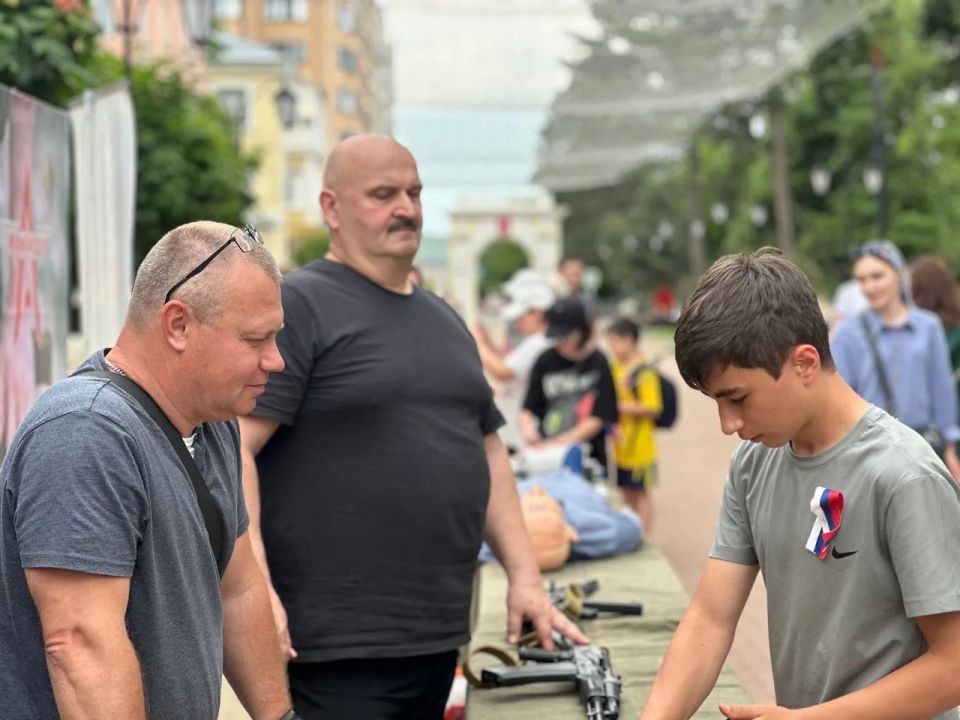 В Черкесске на улице Первомайской начался фестиваль, посвященный Дню России В Черкесске на улице Первомайской начался фестиваль, посвященный Дню России