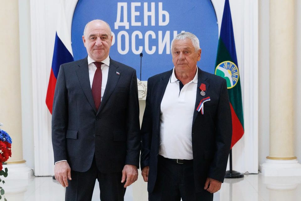 Рашид Темрезов: Сегодня, в День России, вручил государственные награды Российской Федерации и госнаграды КЧР нашим землякам — людям, которые своим трудом, профессионализмом и преданностью делу вносят весомый вклад в развитие... Рашид Темрезов: Сегодня, в День России, вручил государственные награды Российской Федерации и госнаграды КЧР нашим землякам — людям, которые своим трудом, профессионализмом и преданностью делу вносят весомый вклад в развитие...