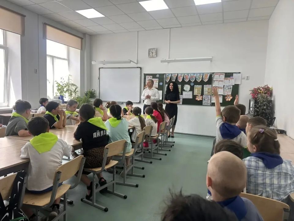Полицейские и члены Общественного совета МВД по Карачаево-Черкесии рассказали школьникам о безопасности во время летних каникул Полицейские и члены Общественного совета МВД по Карачаево-Черкесии рассказали школьникам о безопасности во время летних каникул