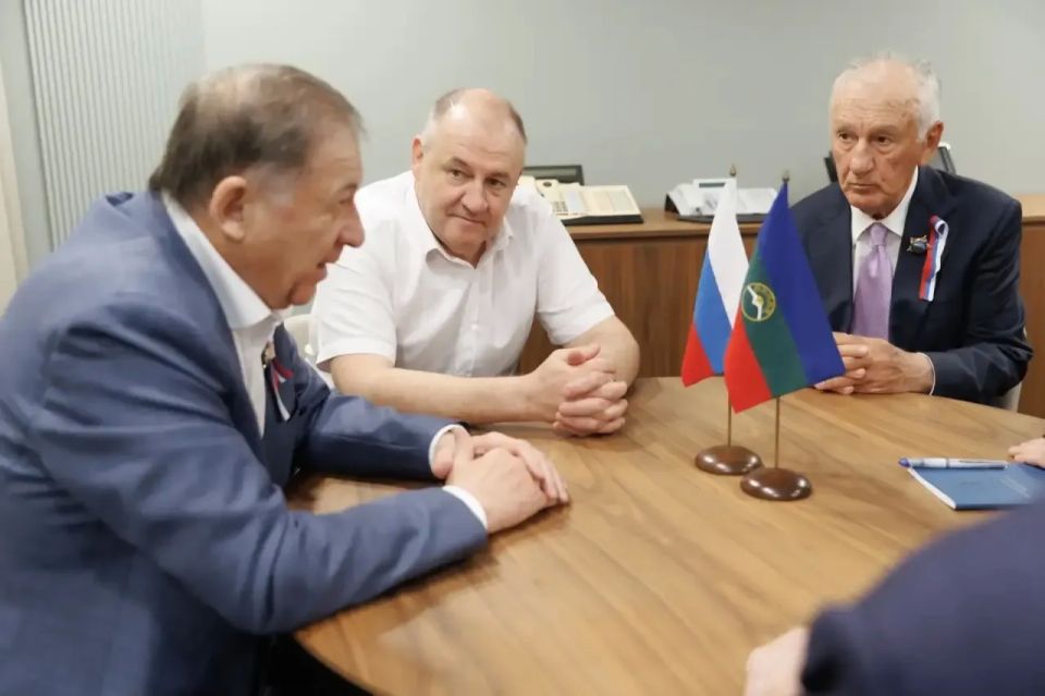 Рашид Темрезов: День России объединяет людей всех поколений, разного места жительства, профессий, национальностей или конфессий Рашид Темрезов: День России объединяет людей всех поколений, разного места жительства, профессий, национальностей или конфессий