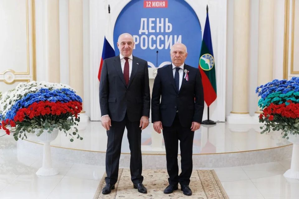 Рашид Темрезов: Сегодня, в День России, вручил государственные награды Российской Федерации и госнаграды КЧР нашим землякам — людям, которые своим трудом, профессионализмом и преданностью делу вносят весомый вклад в развитие... Рашид Темрезов: Сегодня, в День России, вручил государственные награды Российской Федерации и госнаграды КЧР нашим землякам — людям, которые своим трудом, профессионализмом и преданностью делу вносят весомый вклад в развитие...