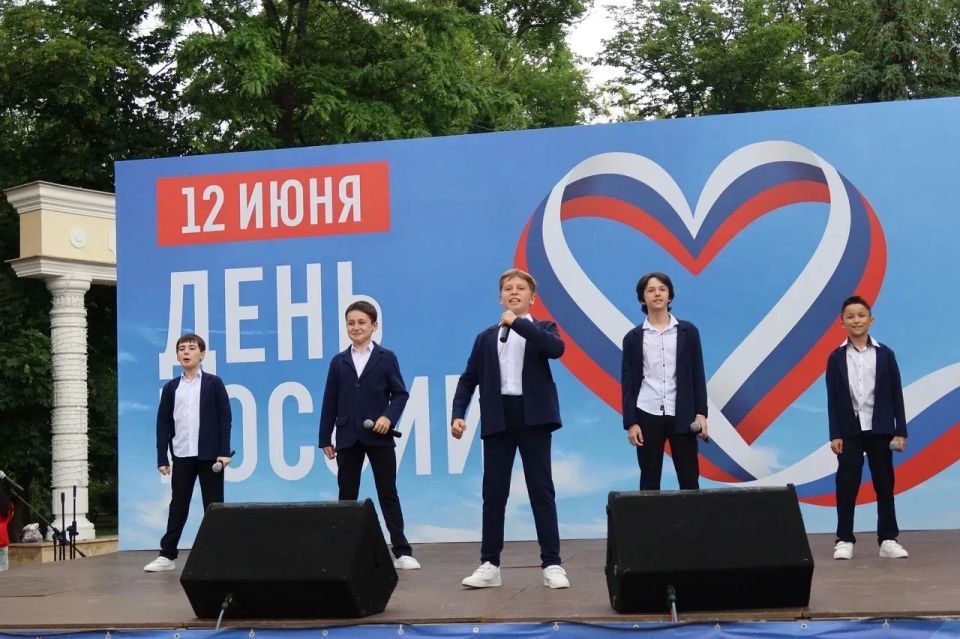 Два концерта - одна радость: Черкесск ярко и весело встретил День России Два концерта - одна радость: Черкесск ярко и весело встретил День России