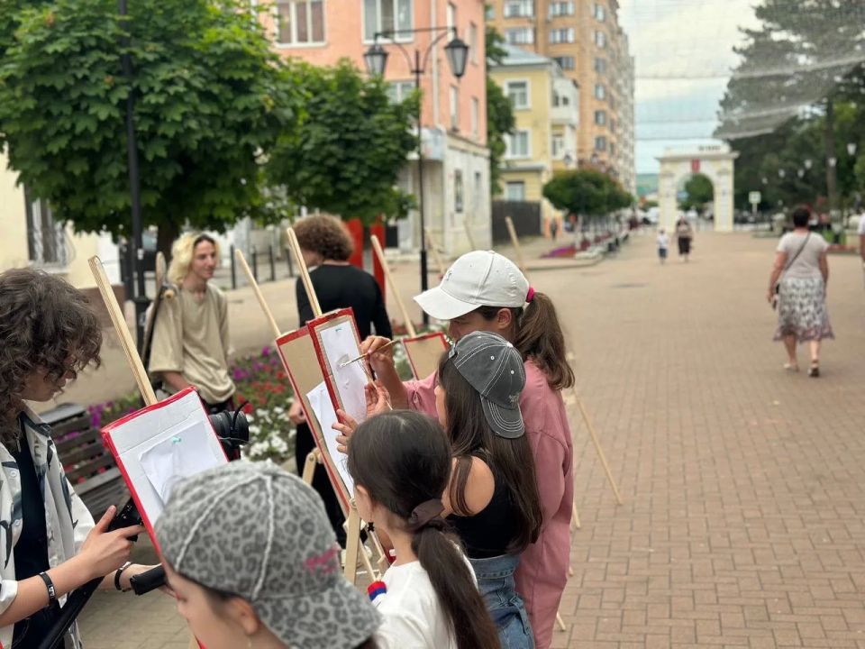 В Черкесске на улице Первомайской начался фестиваль, посвященный Дню России В Черкесске на улице Первомайской начался фестиваль, посвященный Дню России