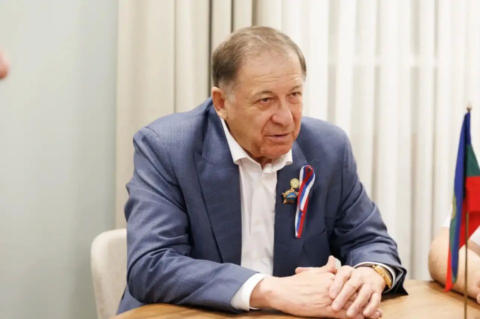 Рашид Темрезов: День России объединяет людей всех поколений, разного места жительства, профессий, национальностей или конфессий Рашид Темрезов: День России объединяет людей всех поколений, разного места жительства, профессий, национальностей или конфессий
