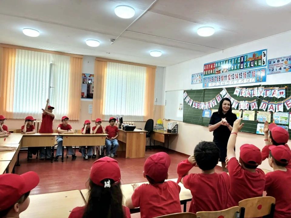 В пришкольном летнем лагере дневного пребывания «Радуга» средней общеобразовательной школы № 12 г. Черкесска инспектор по пропаганде безопасности дорожного движения Отдела МВД России по г. Черкесску Елена Галустян провела... В пришкольном летнем лагере дневного пребывания «Радуга» средней общеобразовательной школы № 12 г. Черкесска инспектор по пропаганде безопасности дорожного движения Отдела МВД России по г. Черкесску Елена Галустян провела...