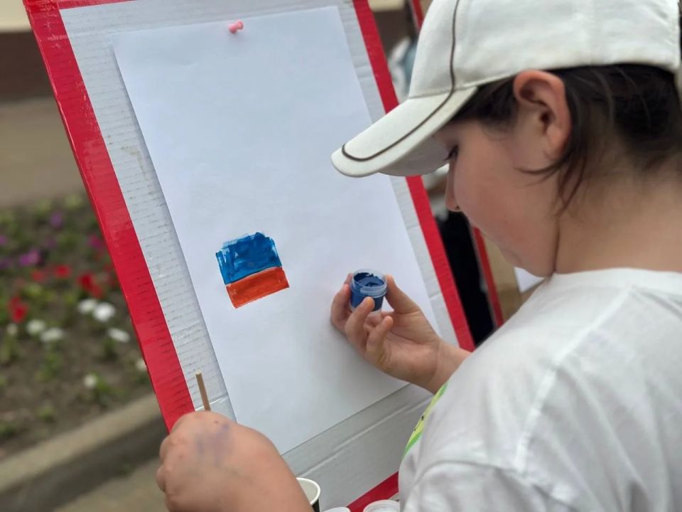 В Черкесске на улице Первомайской начался фестиваль, посвященный Дню России В Черкесске на улице Первомайской начался фестиваль, посвященный Дню России