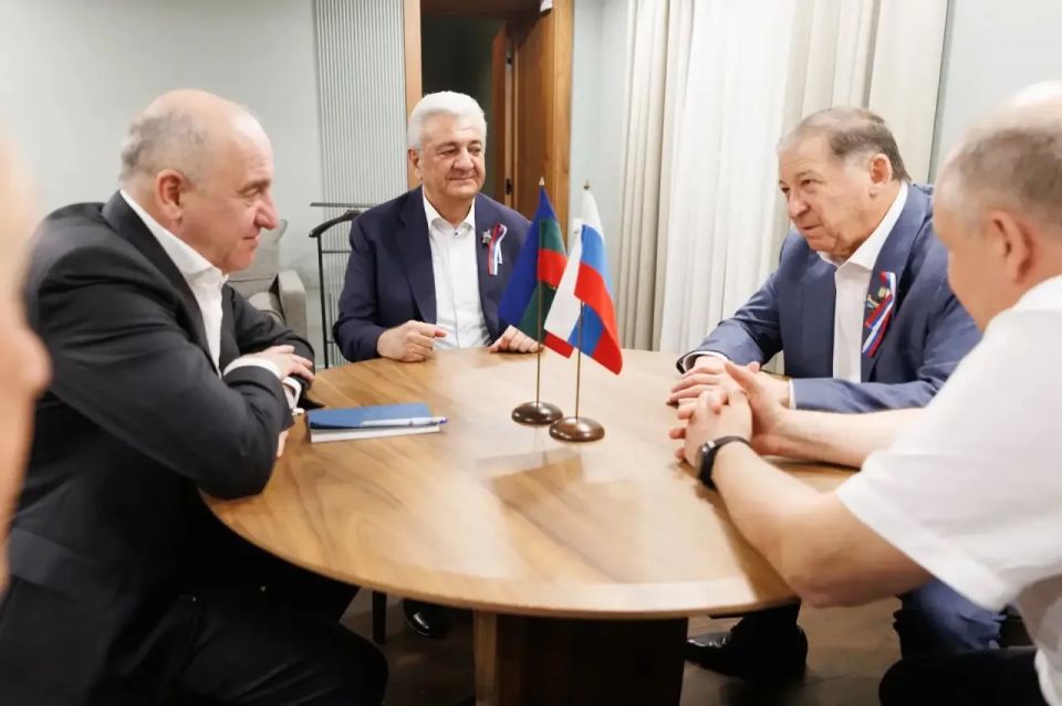 Рашид Темрезов: День России объединяет людей всех поколений, разного места жительства, профессий, национальностей или конфессий Рашид Темрезов: День России объединяет людей всех поколений, разного места жительства, профессий, национальностей или конфессий