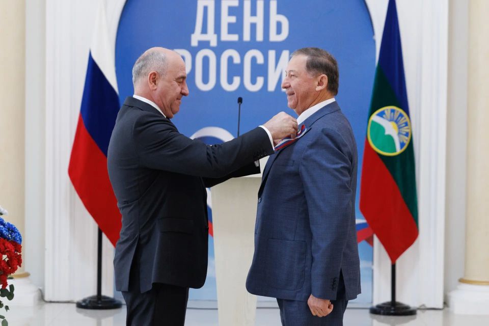 Рашид Темрезов: Сегодня, в День России, вручил государственные награды Российской Федерации и госнаграды КЧР нашим землякам — людям, которые своим трудом, профессионализмом и преданностью делу вносят весомый вклад в развитие... Рашид Темрезов: Сегодня, в День России, вручил государственные награды Российской Федерации и госнаграды КЧР нашим землякам — людям, которые своим трудом, профессионализмом и преданностью делу вносят весомый вклад в развитие...
