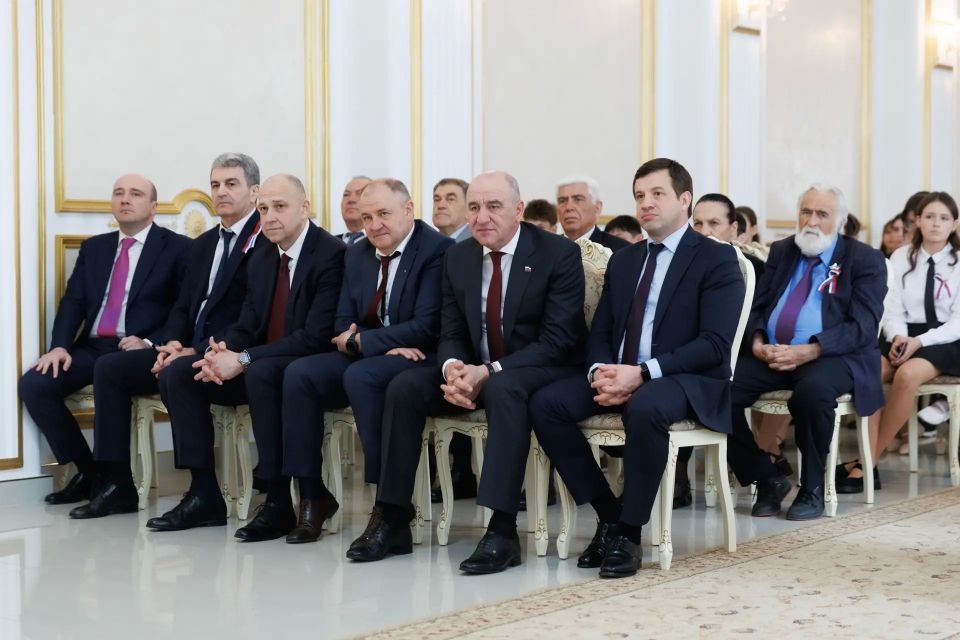 Рашид Темрезов: Сегодня, в День России, вручил государственные награды Российской Федерации и госнаграды КЧР нашим землякам — людям, которые своим трудом, профессионализмом и преданностью делу вносят весомый вклад в развитие... Рашид Темрезов: Сегодня, в День России, вручил государственные награды Российской Федерации и госнаграды КЧР нашим землякам — людям, которые своим трудом, профессионализмом и преданностью делу вносят весомый вклад в развитие...