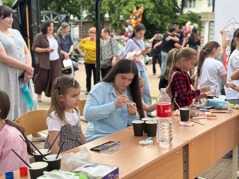 В Черкесске на улице Первомайской начался фестиваль, посвященный Дню России В Черкесске на улице Первомайской начался фестиваль, посвященный Дню России