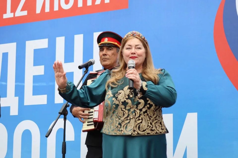 Два концерта - одна радость: Черкесск ярко и весело встретил День России Два концерта - одна радость: Черкесск ярко и весело встретил День России