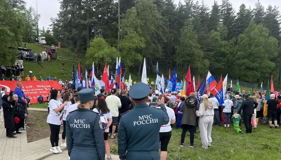 Сотрудники МЧС России участвуют в обеспечении безопасности туристического слета «Вахта памяти-2026» Сотрудники МЧС России участвуют в обеспечении безопасности туристического слета «Вахта памяти-2026»