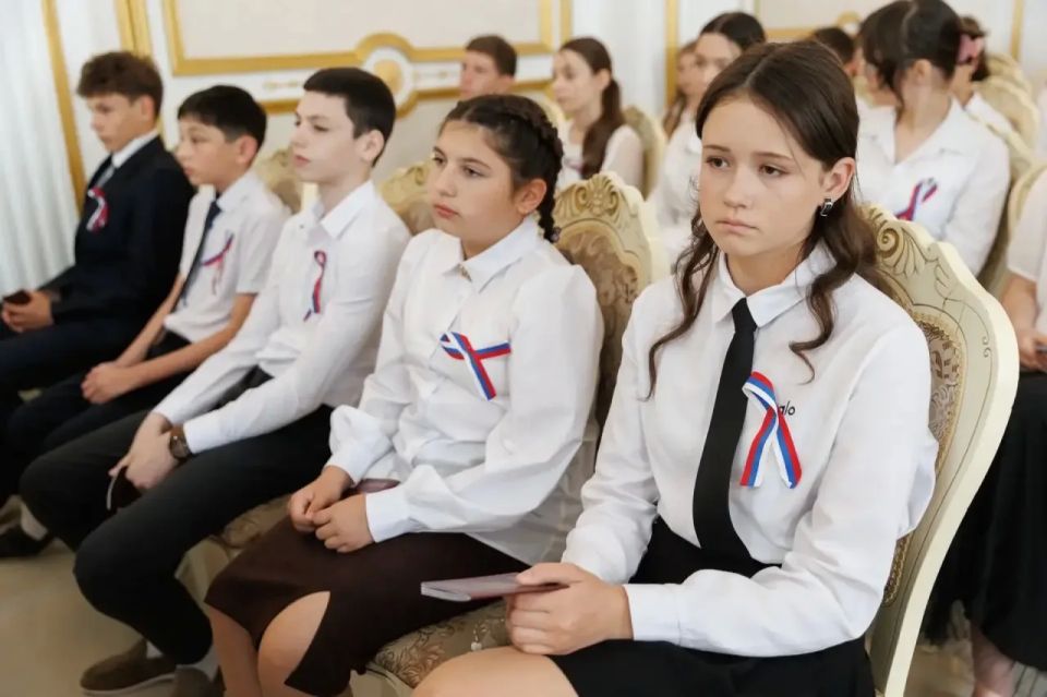 26 юных жителей КЧР получили первые паспорта в День России из рук Главы республики 26 юных жителей КЧР получили первые паспорта в День России из рук Главы республики