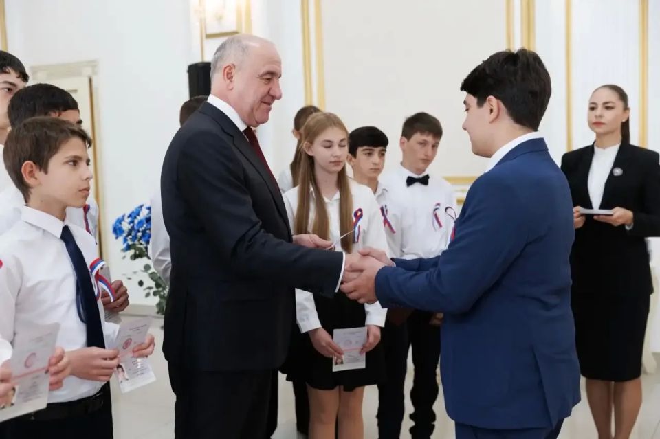 26 юных жителей КЧР получили первые паспорта в День России из рук Главы республики 26 юных жителей КЧР получили первые паспорта в День России из рук Главы республики
