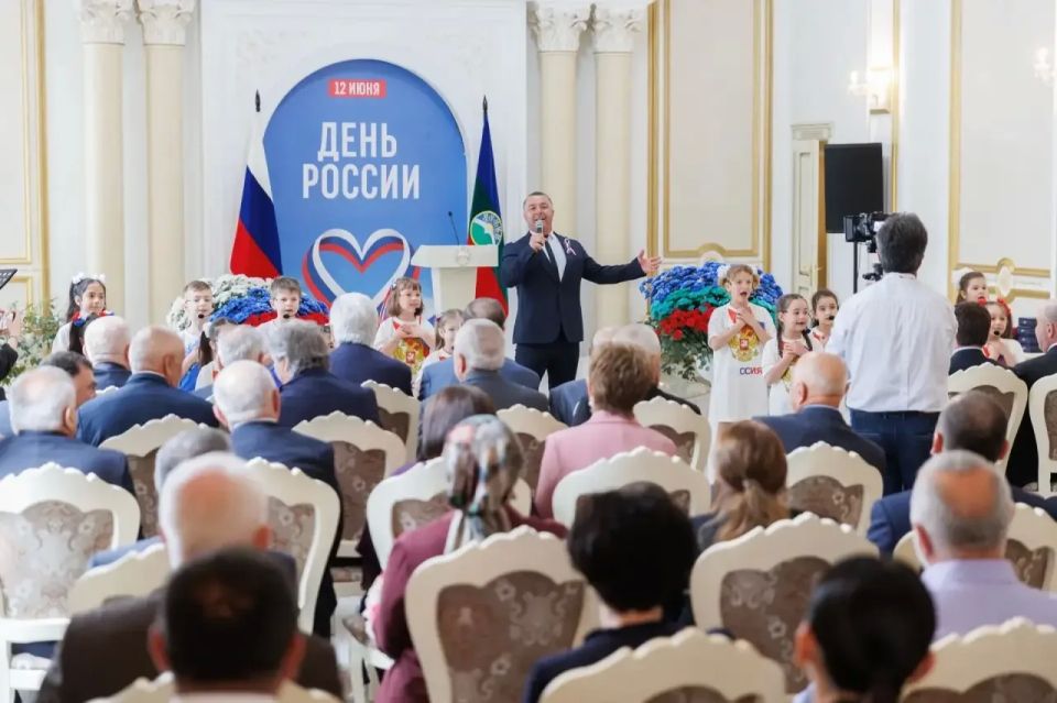 В День России Глава КЧР вручил государственные награды землякам В День России Глава КЧР вручил государственные награды землякам