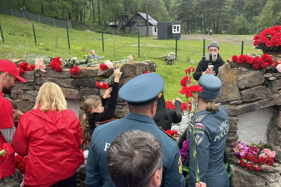 Сотрудники МЧС России участвуют в обеспечении безопасности туристического слета «Вахта памяти-2026» Сотрудники МЧС России участвуют в обеспечении безопасности туристического слета «Вахта памяти-2026»