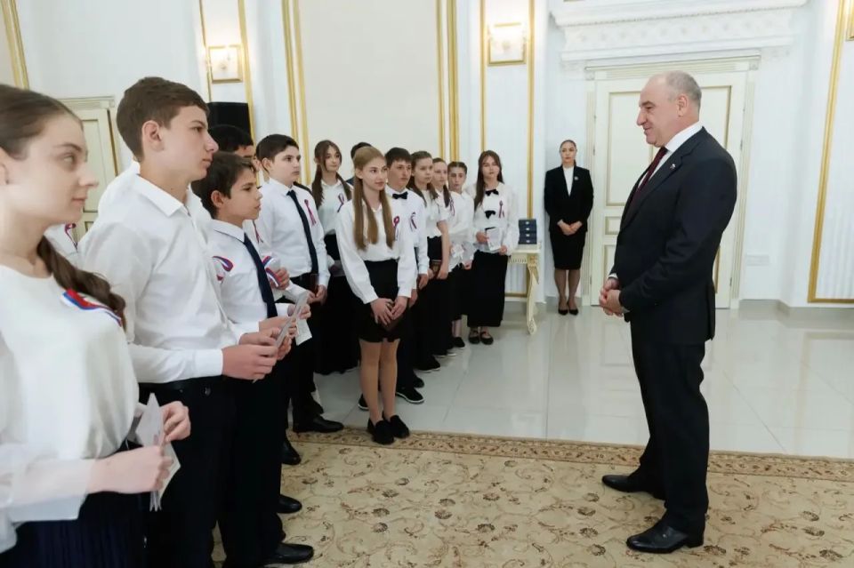 26 юных жителей КЧР получили первые паспорта в День России из рук Главы республики 26 юных жителей КЧР получили первые паспорта в День России из рук Главы республики