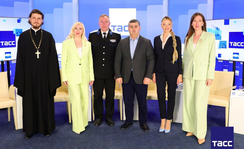 Главное из заявлений, а также фоторепортаж с пресс-конференции в Региональном информационном центре "ТАСС Кавказ", посвященной старту съемок в Пятигорске детского фильма "Казаки-разбойники" Главное из заявлений, а также фоторепортаж с пресс-конференции в Региональном информационном центре "ТАСС Кавказ", посвященной старту съемок в Пятигорске детского фильма "Казаки-разбойники"