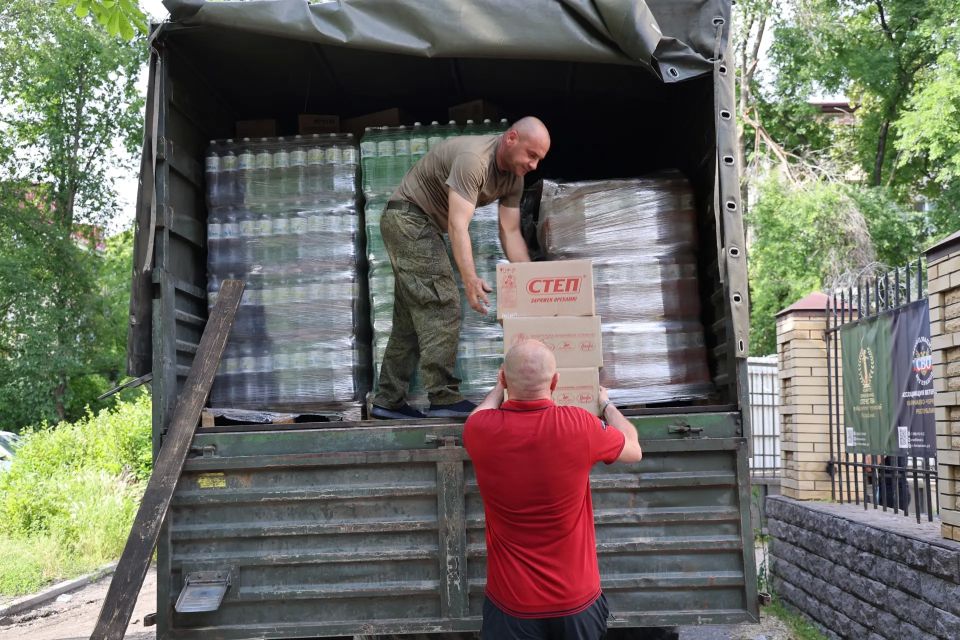Очередной гуманитарный груз отправлен из Черкесска бойцам в зону СВО Очередной гуманитарный груз отправлен из Черкесска бойцам в зону СВО