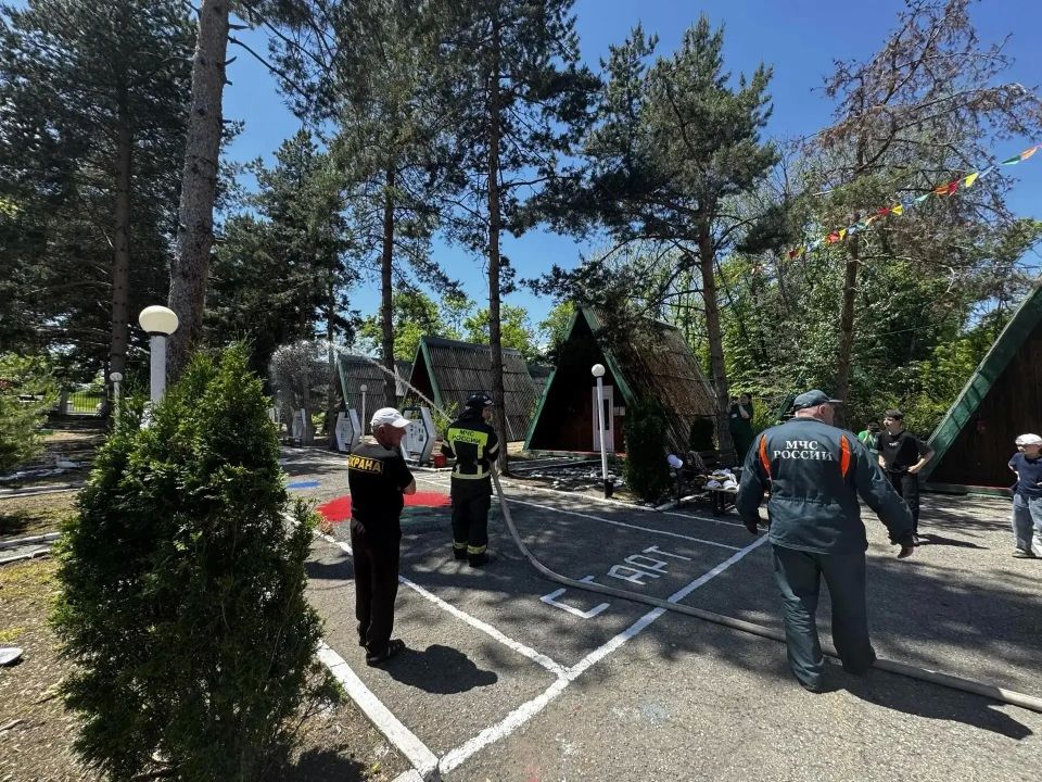 Спасатели МЧС провели урок безопасности для детей в лагере «Лесной» Спасатели МЧС провели урок безопасности для детей в лагере «Лесной»