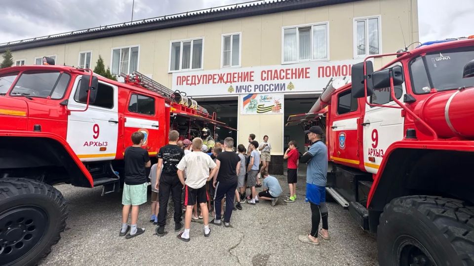 Для воспитанников спортивного клуба открылись двери пожарной части в селе Архыз Для воспитанников спортивного клуба открылись двери пожарной части в селе Архыз