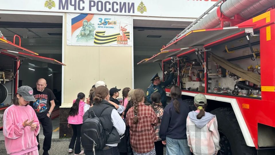 Для воспитанников спортивного клуба открылись двери пожарной части в селе Архыз Для воспитанников спортивного клуба открылись двери пожарной части в селе Архыз