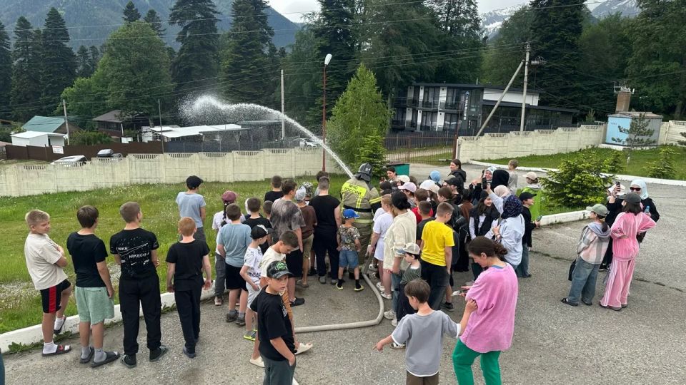 Для воспитанников спортивного клуба открылись двери пожарной части в селе Архыз Для воспитанников спортивного клуба открылись двери пожарной части в селе Архыз