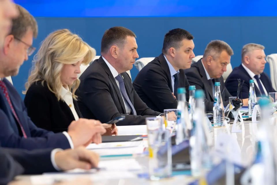 МЧС России оказывает всестороннюю поддержку Минприроды и регионам в борьбе с природными пожарами МЧС России оказывает всестороннюю поддержку Минприроды и регионам в борьбе с природными пожарами