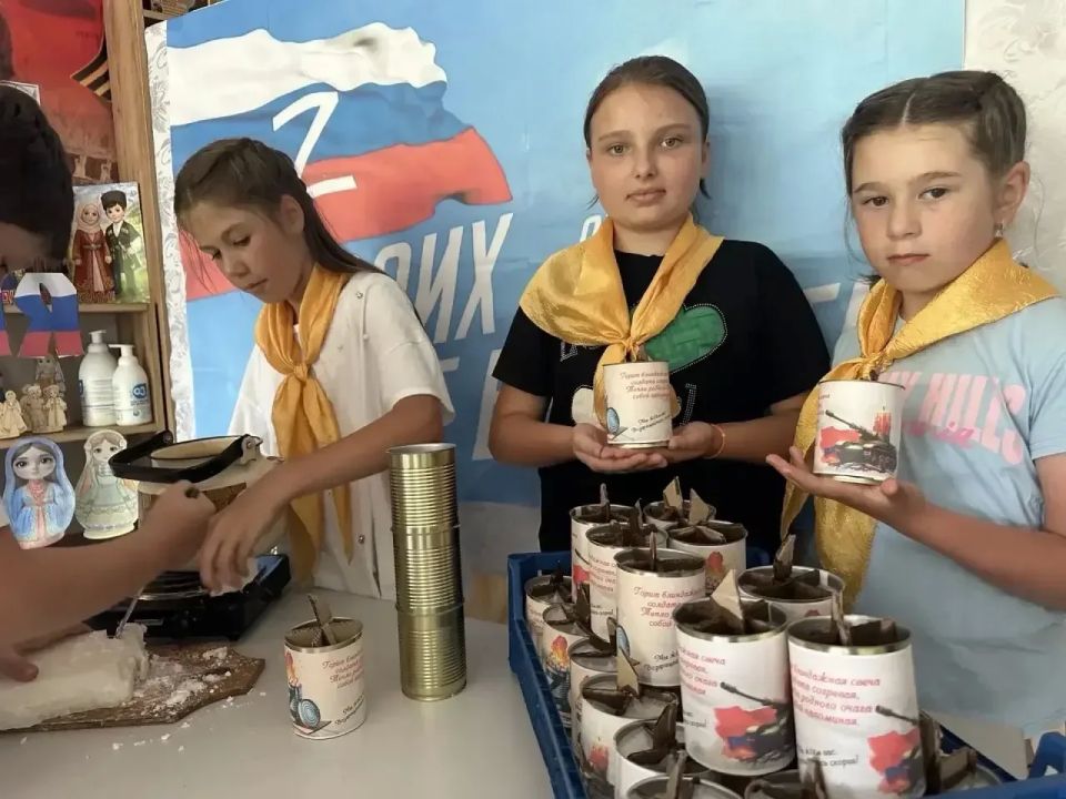 Воспитанники летнего оздоровительного лагеря «Ромашка» в Красногорском изготовили более 30 окопных свечей для участников специальной военной операции Воспитанники летнего оздоровительного лагеря «Ромашка» в Красногорском изготовили более 30 окопных свечей для участников специальной военной операции