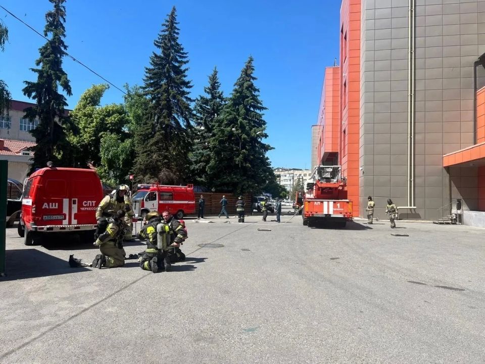 Огнеборцы ликвидировали условный пожар в торгово-развлекательном центре «Россия» Огнеборцы ликвидировали условный пожар в торгово-развлекательном центре «Россия»