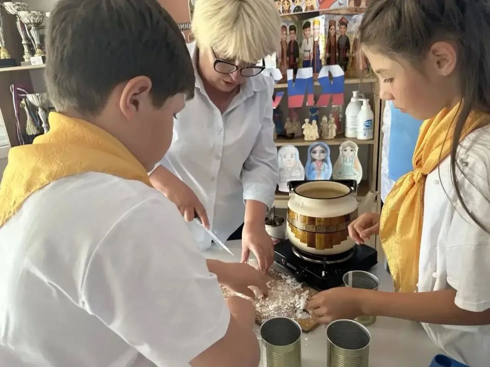 Воспитанники летнего оздоровительного лагеря «Ромашка» в Красногорском изготовили более 30 окопных свечей для участников специальной военной операции Воспитанники летнего оздоровительного лагеря «Ромашка» в Красногорском изготовили более 30 окопных свечей для участников специальной военной операции