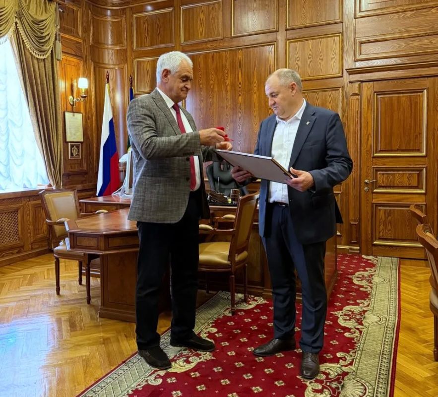 Спикеру Парламента КЧР Александру Иванову вручены Почетная грамота и Почетный знак «За вклад в развитие предпринимательства в КЧР» Спикеру Парламента КЧР Александру Иванову вручены Почетная грамота и Почетный знак «За вклад в развитие предпринимательства в КЧР»