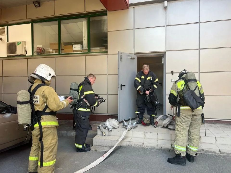 Огнеборцы ликвидировали условный пожар в торгово-развлекательном центре «Россия» Огнеборцы ликвидировали условный пожар в торгово-развлекательном центре «Россия»