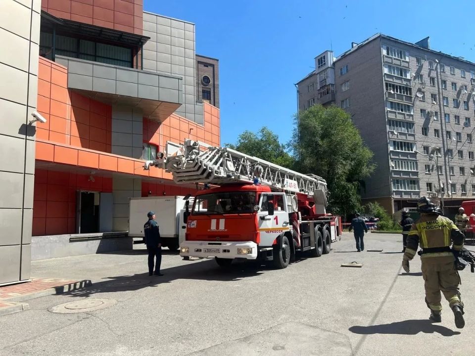 Огнеборцы ликвидировали условный пожар в торгово-развлекательном центре «Россия» Огнеборцы ликвидировали условный пожар в торгово-развлекательном центре «Россия»