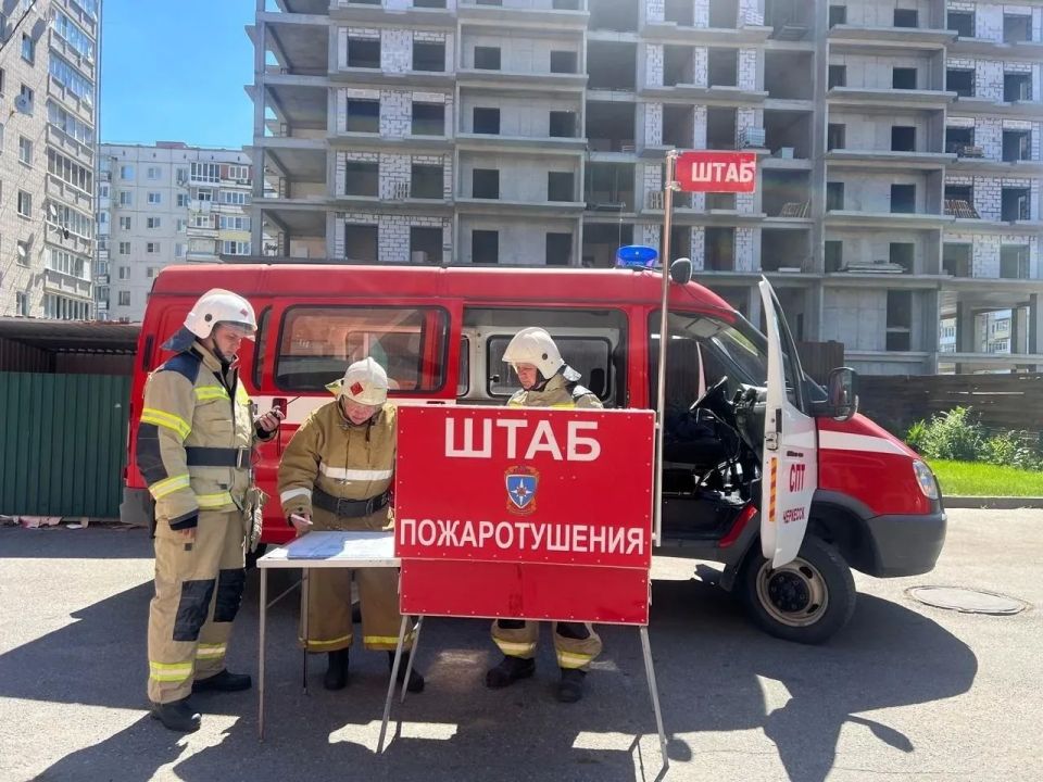 Огнеборцы ликвидировали условный пожар в торгово-развлекательном центре «Россия» Огнеборцы ликвидировали условный пожар в торгово-развлекательном центре «Россия»