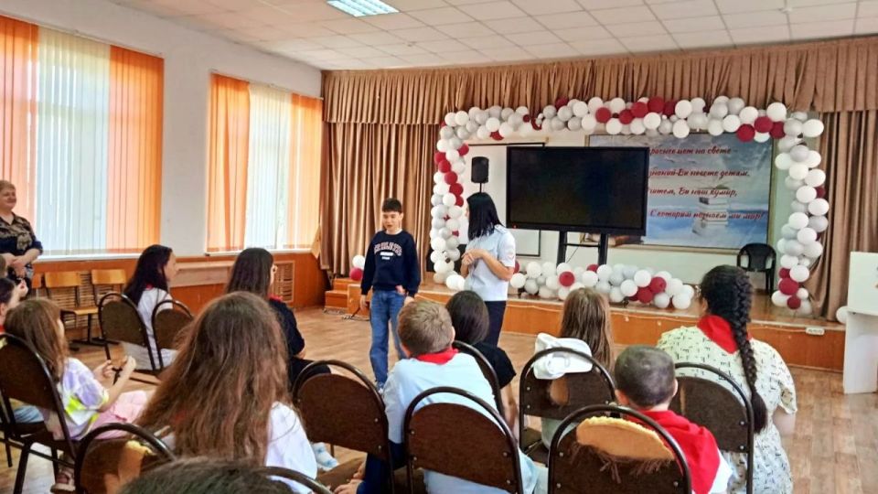 В целях профилактики детского дорожно-транспортного травматизма инспектор по пропаганде безопасности дорожного движения Отдела МВД России по г. Черкесску Елена Галустян провела профилактическую беседу по Правилам дорожного... В целях профилактики детского дорожно-транспортного травматизма инспектор по пропаганде безопасности дорожного движения Отдела МВД России по г. Черкесску Елена Галустян провела профилактическую беседу по Правилам дорожного...
